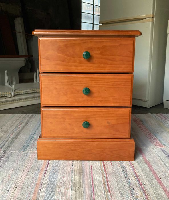 Quarto casal + mesa cabeceira + camiseiro e roupeiro