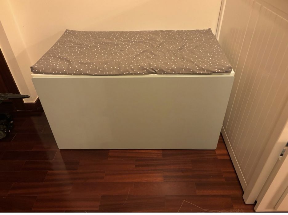 Bau ikea com almofada e puxadores