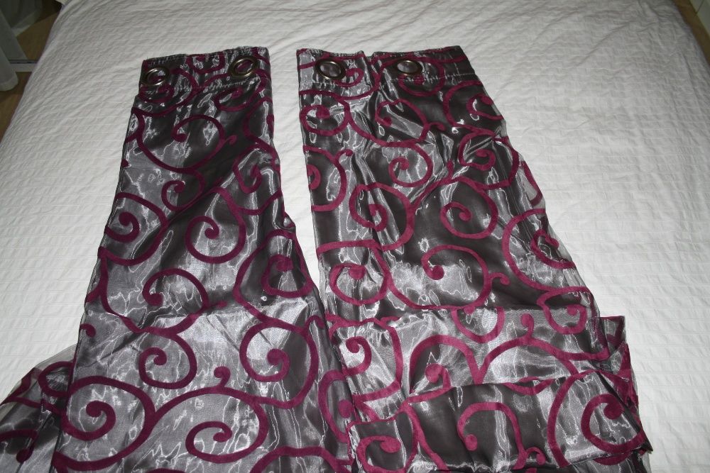 Conjunto de dois cortinados forrados prateado e motivos cereja