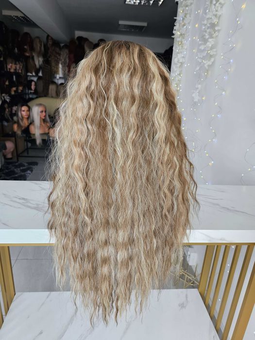 Peruka Taylor premium zmiana przedziałka mix blond fale