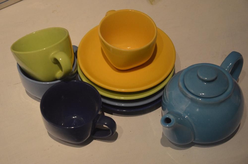 Zestaw do herbaty- czajniczek + 4 filiżanki z podstawkami.