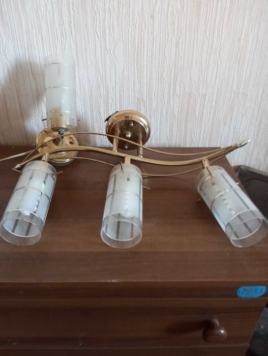 Продам люстры и бра.