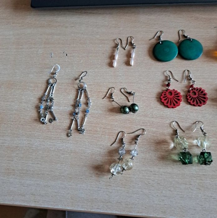 Sztuczna biżuteria- kolczyki - 10 sztuk