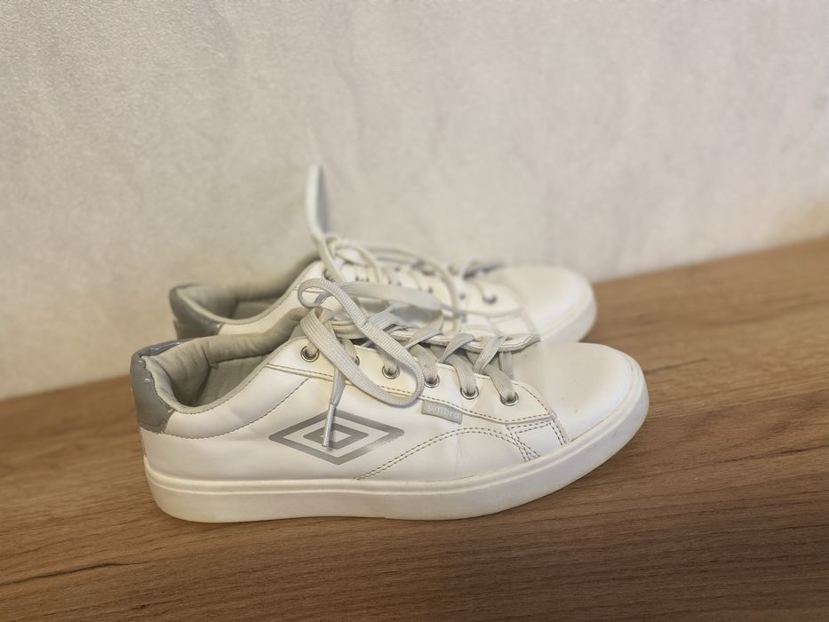 Продам кросівки жіночі оригінал umbro