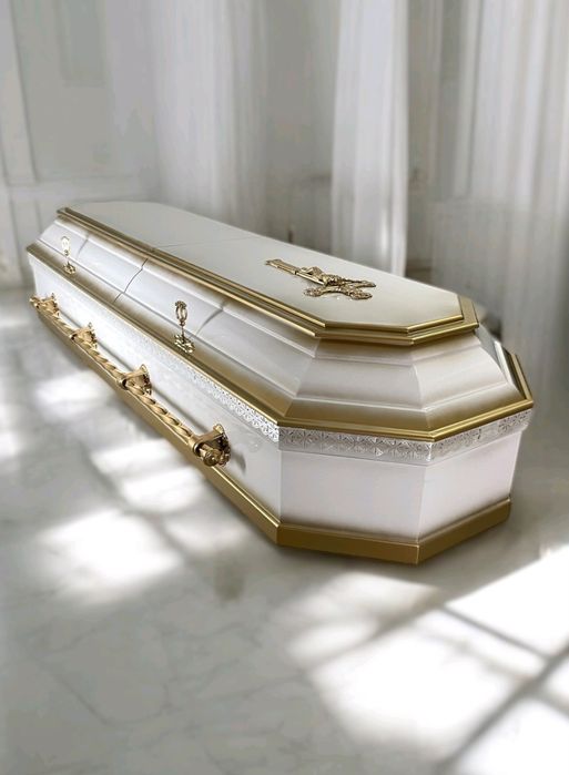 Лаковані труни, домовини.