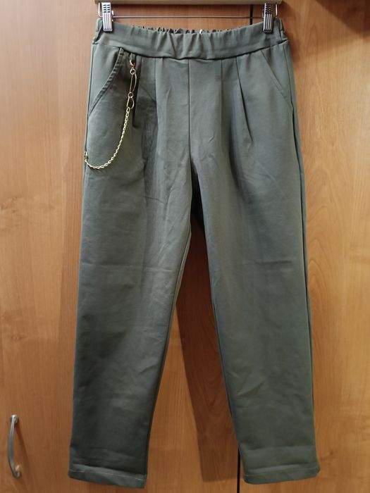 Spodnie khaki z łańcuszkiem