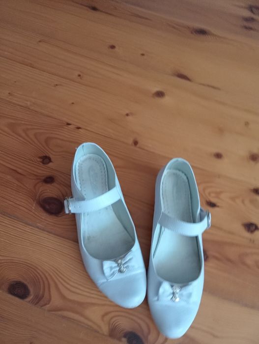 Buty na obcasie białe skórkowe