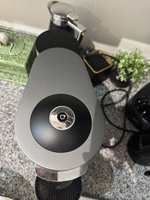 Máquina de café Nespresso Vertuo Plus