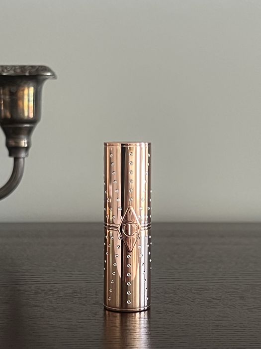 Charlotte Tilbury The Look of Love pomadka Matte Revolution w kolorze Mrs Kisses