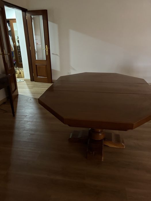 Mesa de jantar de madeira maciço