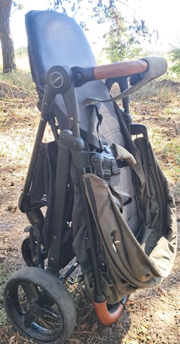 Прогулянкова дитяча коляска