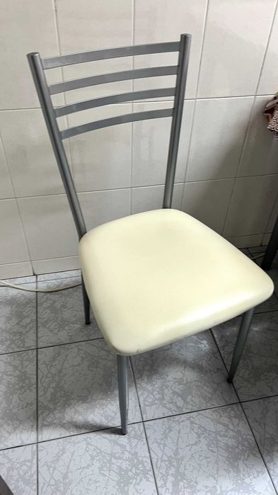 Mesa de cozinha com cadeiras