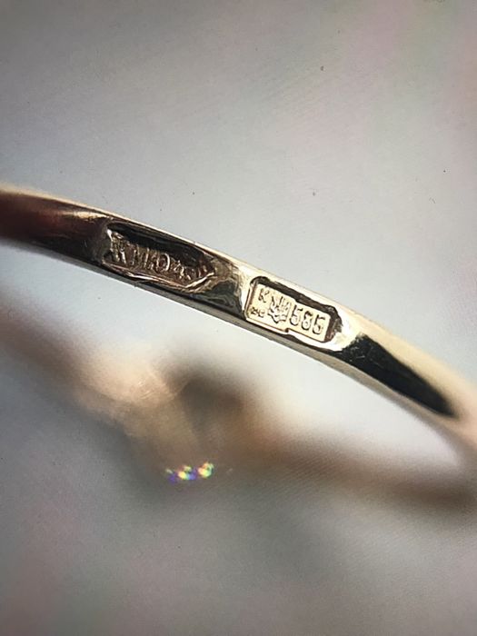 Золотое кольцо с бриллиантом