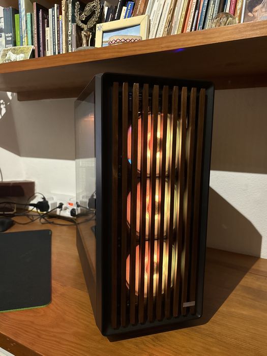 Vendo PC Gaming RGB com RTX 3060, Ryzen 5, 16 GB de RAM, SSD rápido e refrigeração líquida DeepCool. Estado excelente, pronto a jogar.