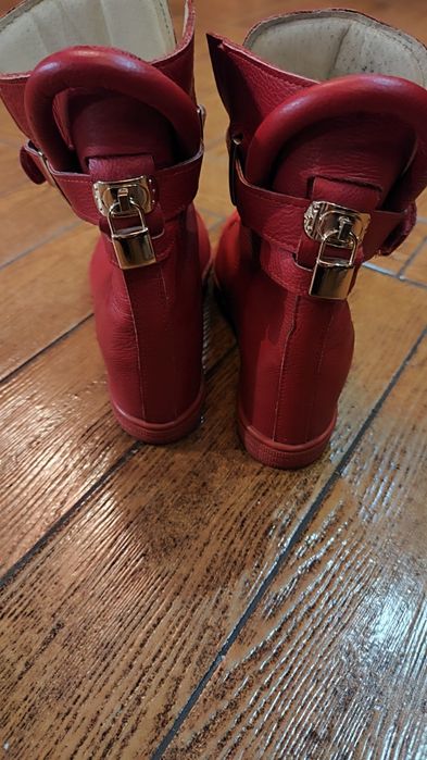 Buty z czerwonej skóry