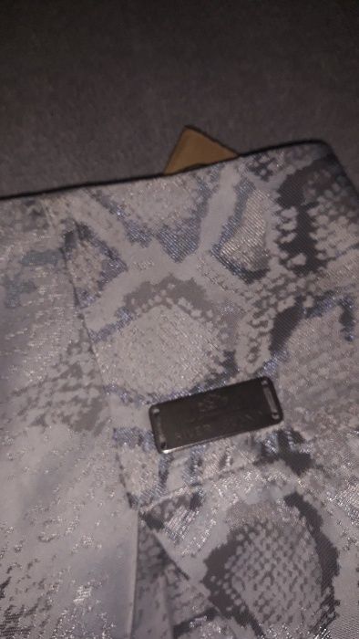 Spodnica River Island mini z polyskujacym motywem wezej skory