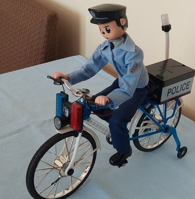 Zabawka Policjant jadący na rowerze