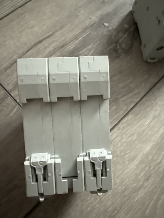 Автоматичний вимикач ( автомат)