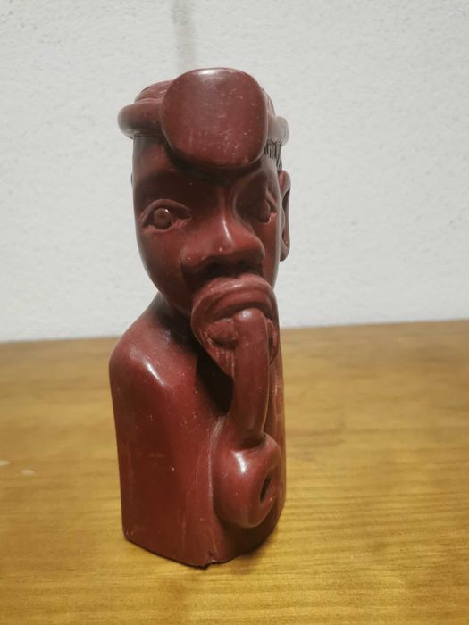 Estatueta em pedra avermelhada... pedra da Calunda.