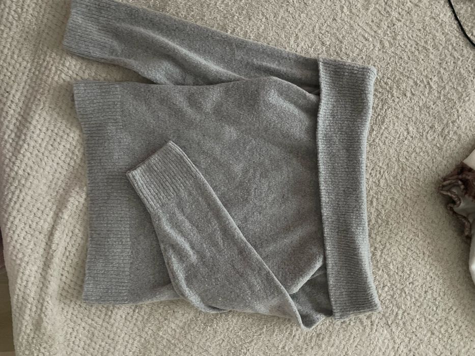 Светр зі спущеними плечима жіночий сірий оверсайз теплий