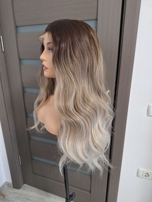 Peruca longa ondulada loira com renda