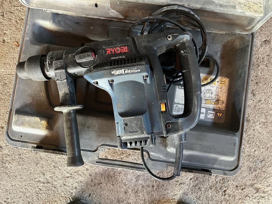 Máquina de furar e escombrar