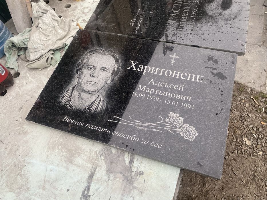 Гранітна табличка 30/40/2 з гравіюванням портрету — під ключ за 4 дні, -40% від ринку