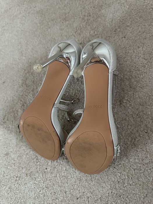 Srebrne sandałki na obcasie