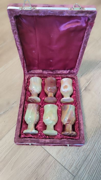 Набор бокалов из полудрагоценного камня оникс.