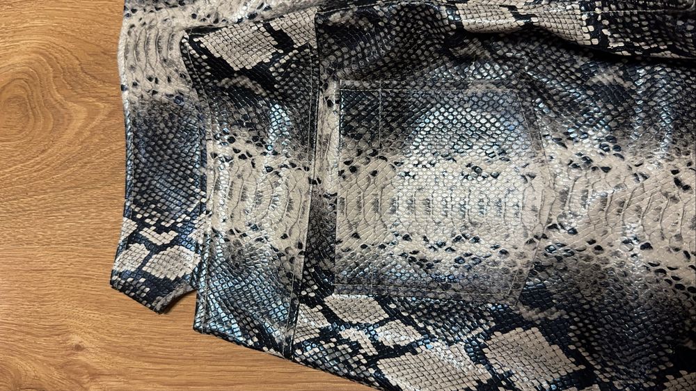Штани прямі з екошкіри під змію