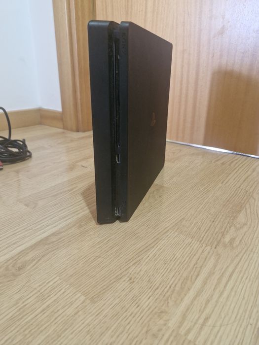 Ps4 slm 1TB mais 5 jogos