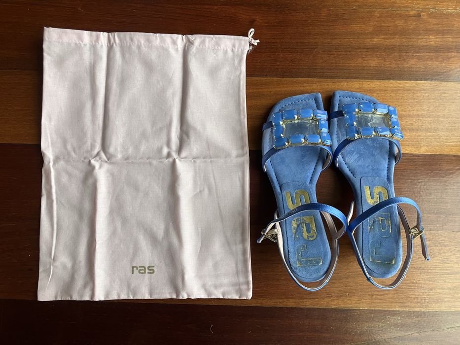 Sandálias em pele RAS