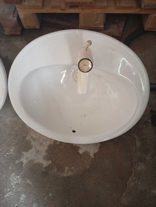 Torneira misturadora e lavatório, vendo as torneiras á parte.64729678225155120