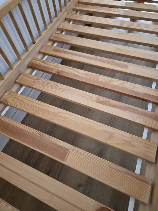 Łóżko pojedyncze drewniane