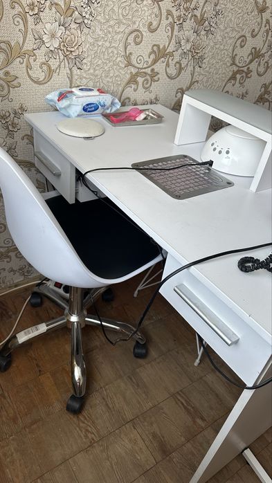 Срочно! Маникюрный стол с вытяжкой со стульями