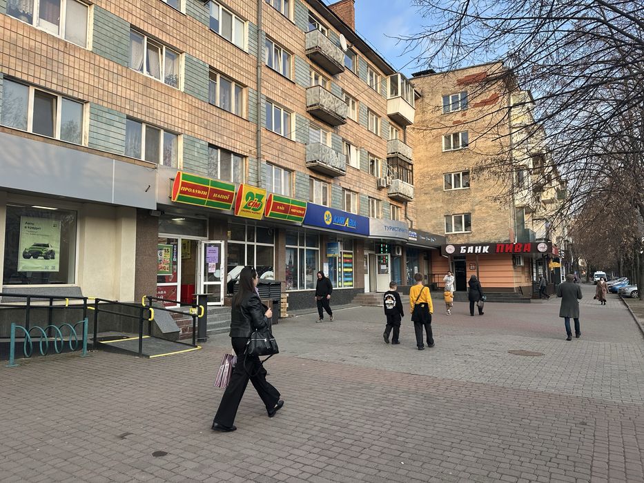 Суборенда 35 кв м на просп. Миру (спільний вхід)