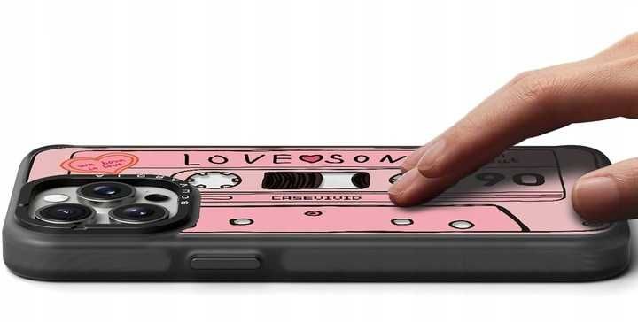 Etui Bouvardia do iPhone 13 Pro Max – Wzór Kasety Magnetofonowej