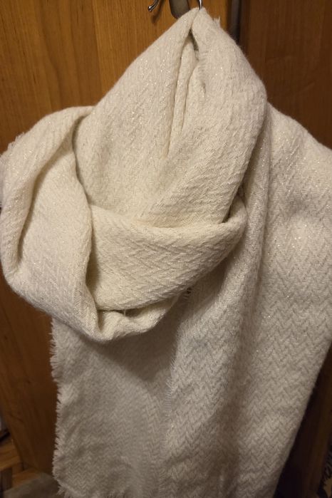 Kremowy szal ze złotą nitką