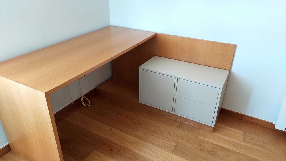 Secretaria com móvel lacado bege