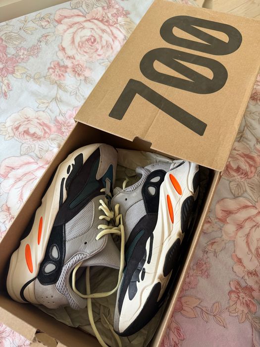 “Продаю кросівки yeezy boost 700”
