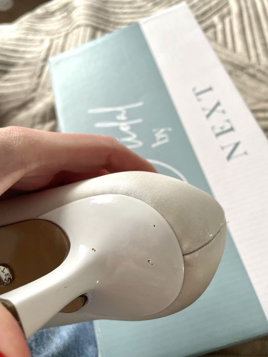 Biale satynowe buty slubne NEXT, niski obcas 5 cm, panieński