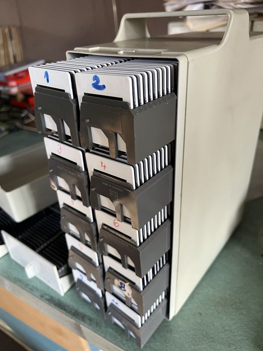 Pojemnik na slajdy duży na 500 szt. oraz dwa mniejsze po 100 szt.