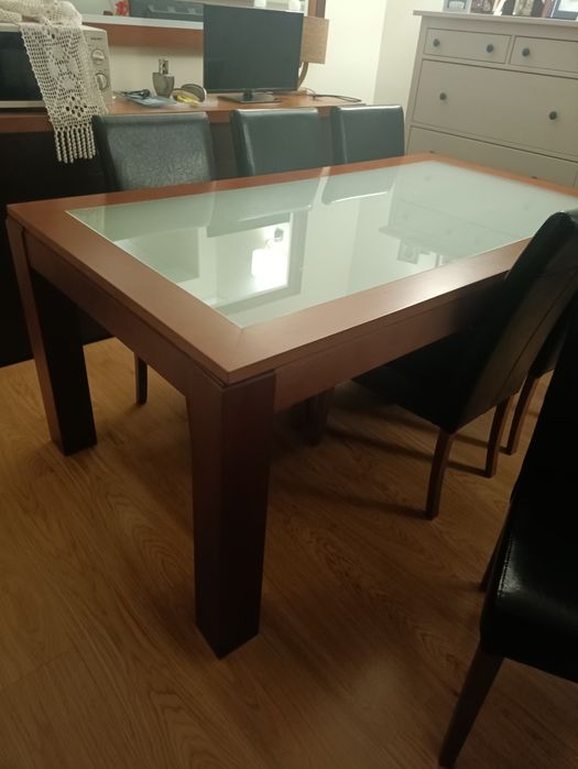 Mesa em madeira de cerejeira