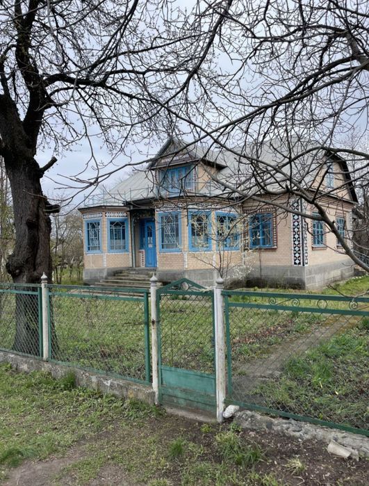 Продаж будинку на два входи