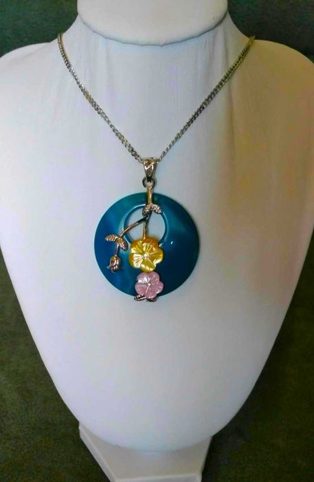 Colar c/ Pendente em Pedra Natural Azul e Flores em Porcelana NOVO