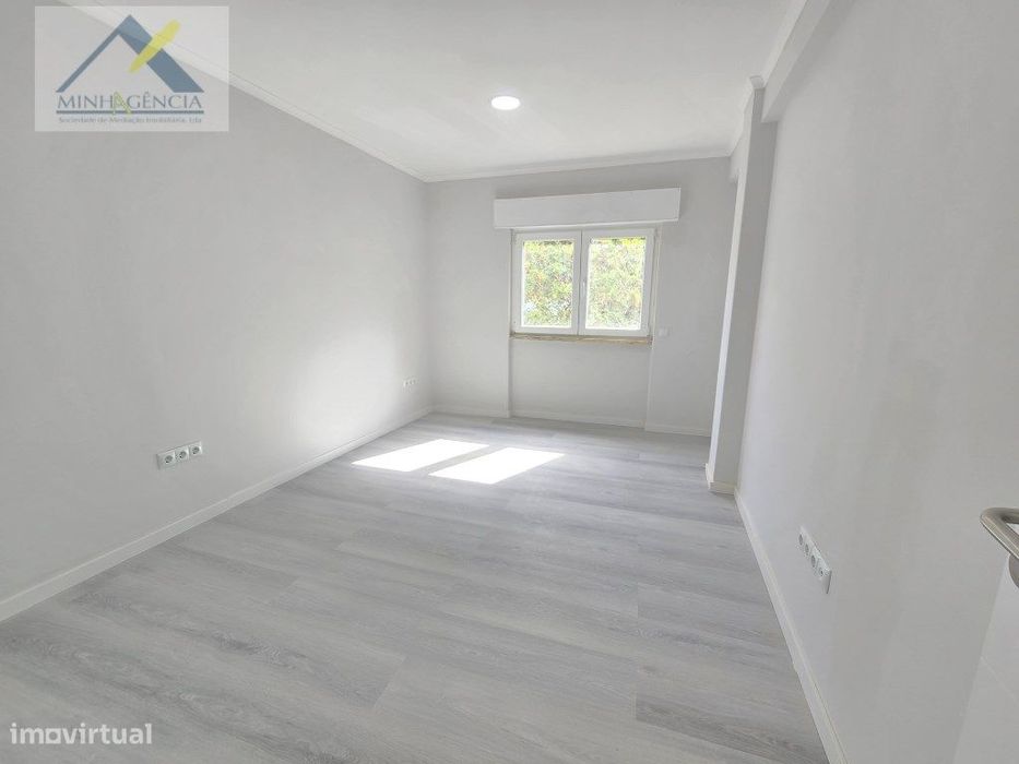 Apartamento T2 remodelado com arrecadação em Setúbal