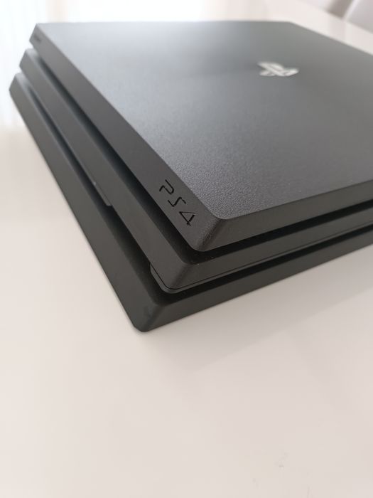 PS4 Pro 1Tb + 2 comandos