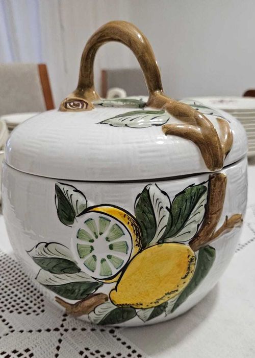 Terrina da sopa pintada à mão com relevos