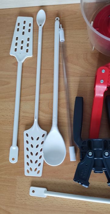 Material diverso para fazer e engarrafar cerveja e outras bebidas