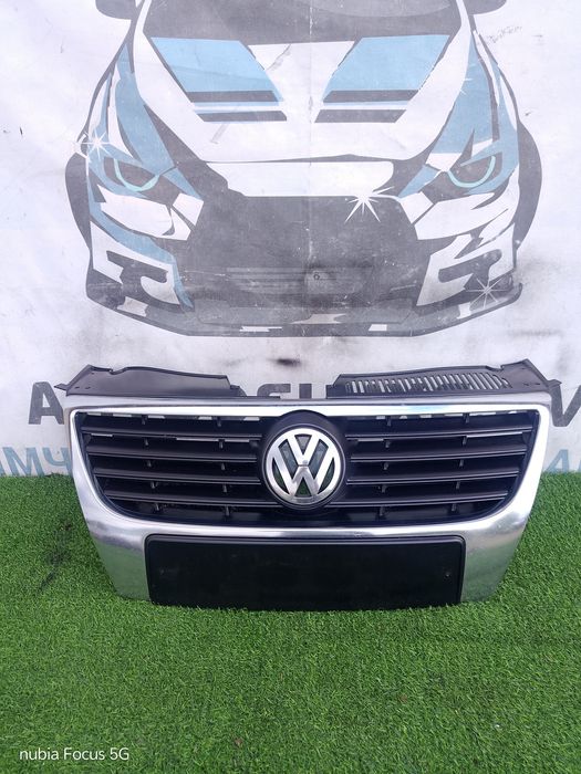 Передня решітка бампера Volkswagen Passat b6